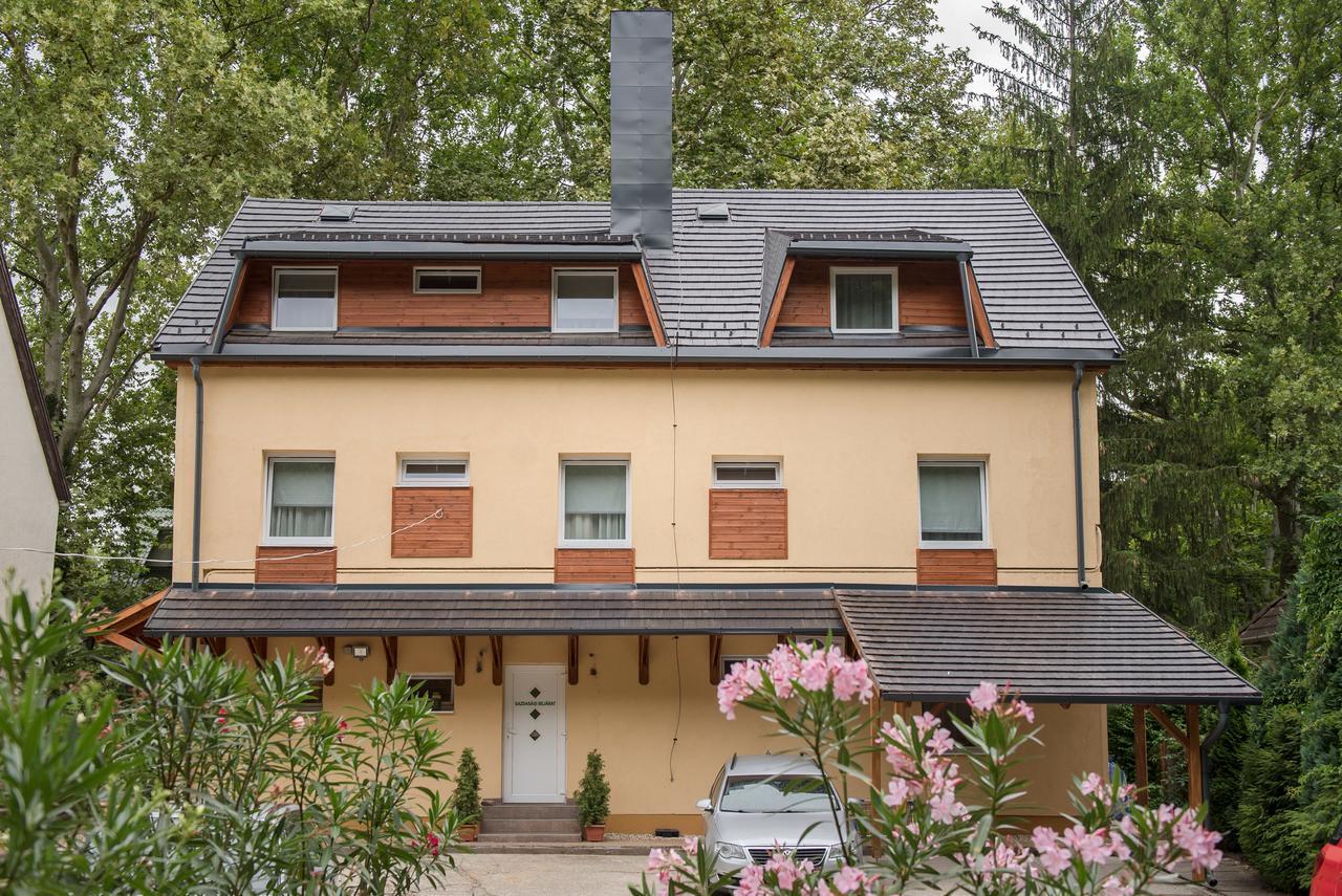 Ambrozia Szallashely Es Etterem Miskolc Exterior photo